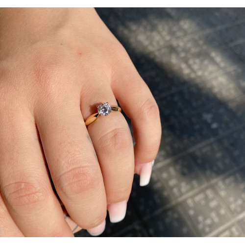 Anillo de oro amarillo 18kt y circonita
