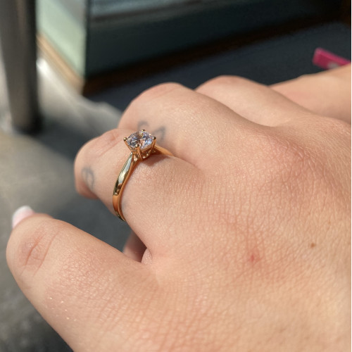 Anillo de oro amarillo 18kt y circonita