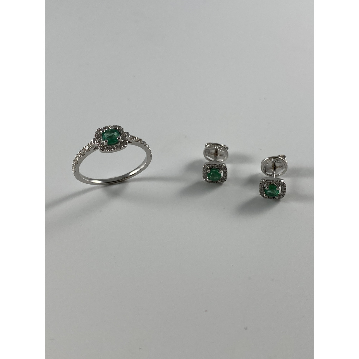 Anillo Oro Blanco 18kt Esmeralda y Diamantes