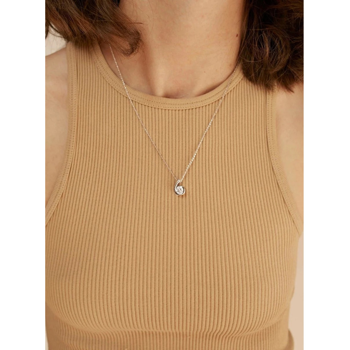 Collar diseño semi abierto con circonita central