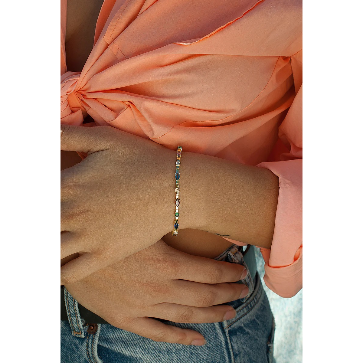 Pulsera con piedras multicolor dispuestas linealmente