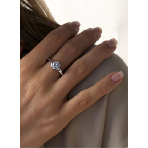 Anillo solitario diseño de círculo con contorno grueso