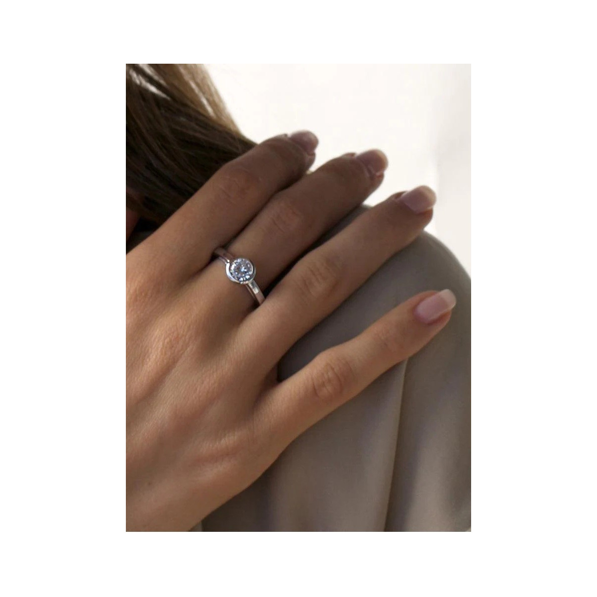 Anillo solitario diseño de círculo con contorno grueso