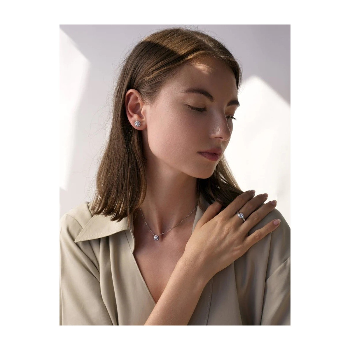 Anillo solitario diseño de círculo con contorno grueso