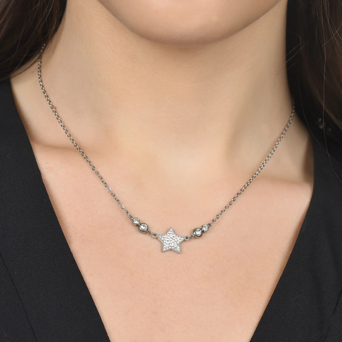 COLLAR DE ACERO CON ESTRELLA Y CRISTALES BLANCOS