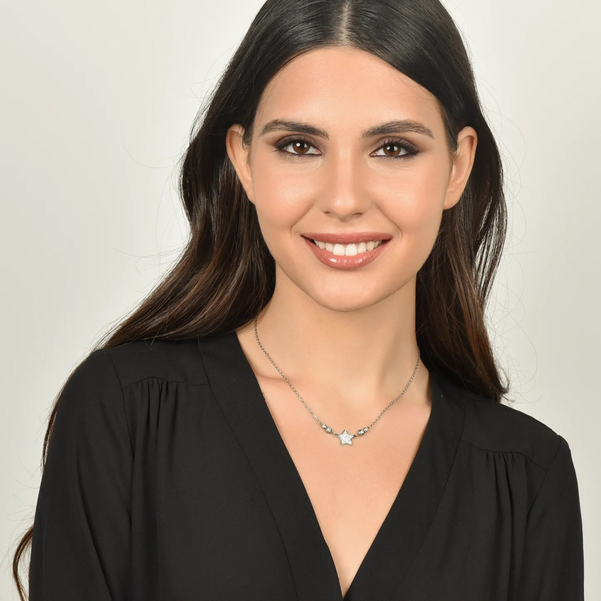 COLLAR DE ACERO CON ESTRELLA Y CRISTALES BLANCOS