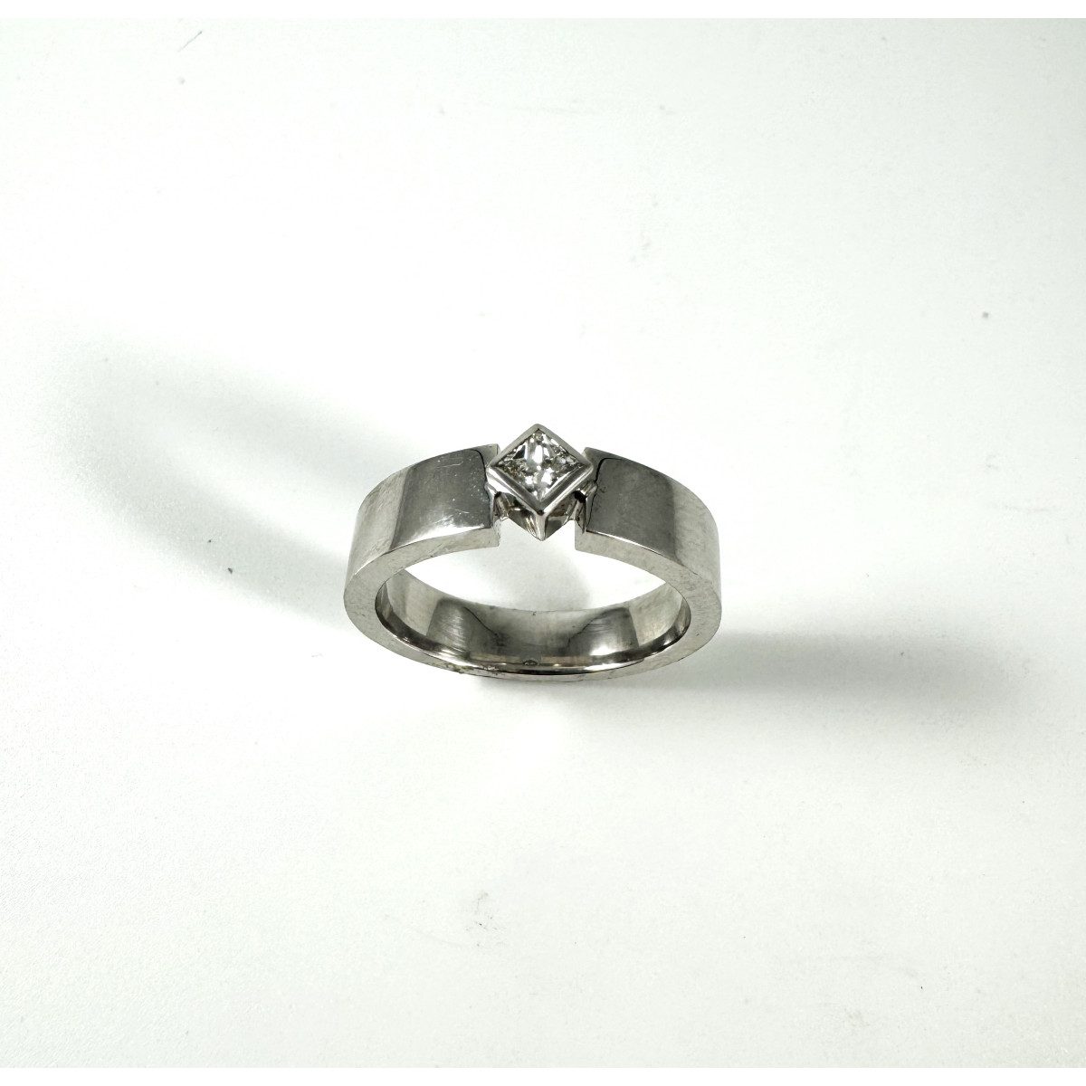 Anillo De Oro Blanco 18kt y Diamante Princesa