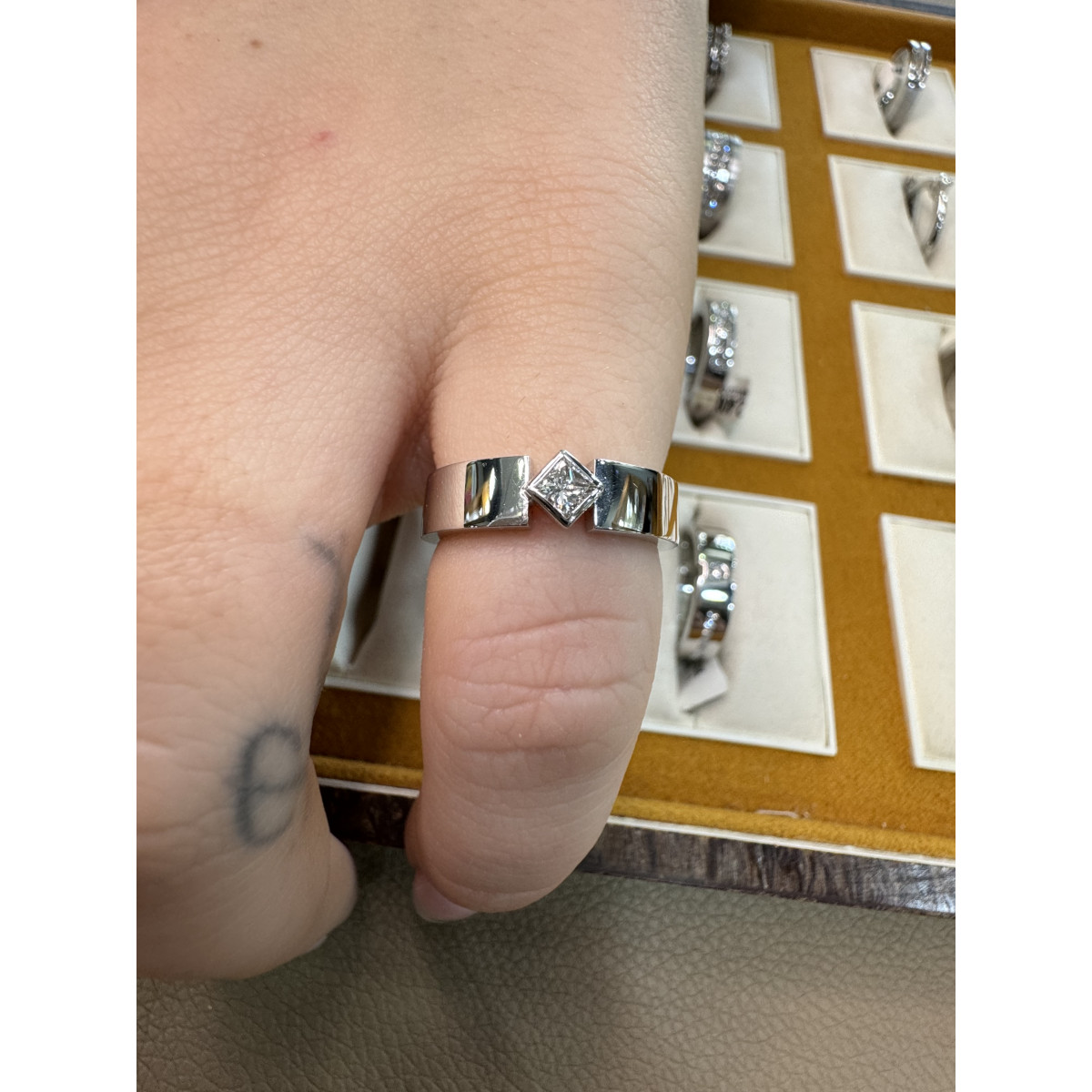 Anillo De Oro Blanco 18kt y Diamante Princesa