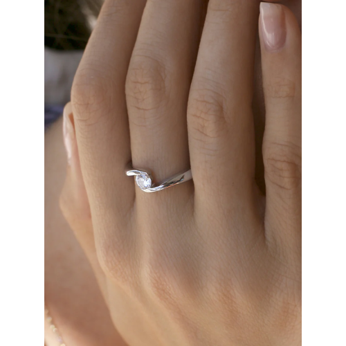 Anillo de compromiso diseño irregular con cuarzo adamantino