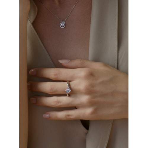 Anillo de compromiso diseño irregular con cuarzo adamantino