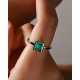 Anillo con piedras talla esmeralda tono aventurine y circonitas