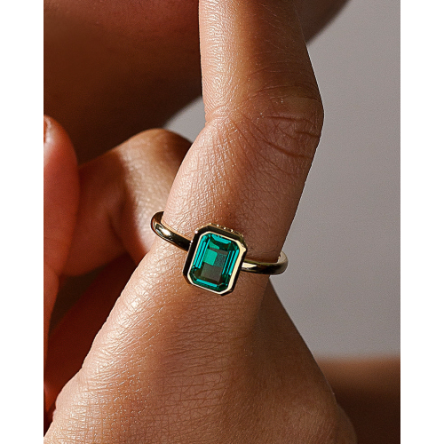 Anillo con piedras talla esmeralda tono aventurine y circonitas