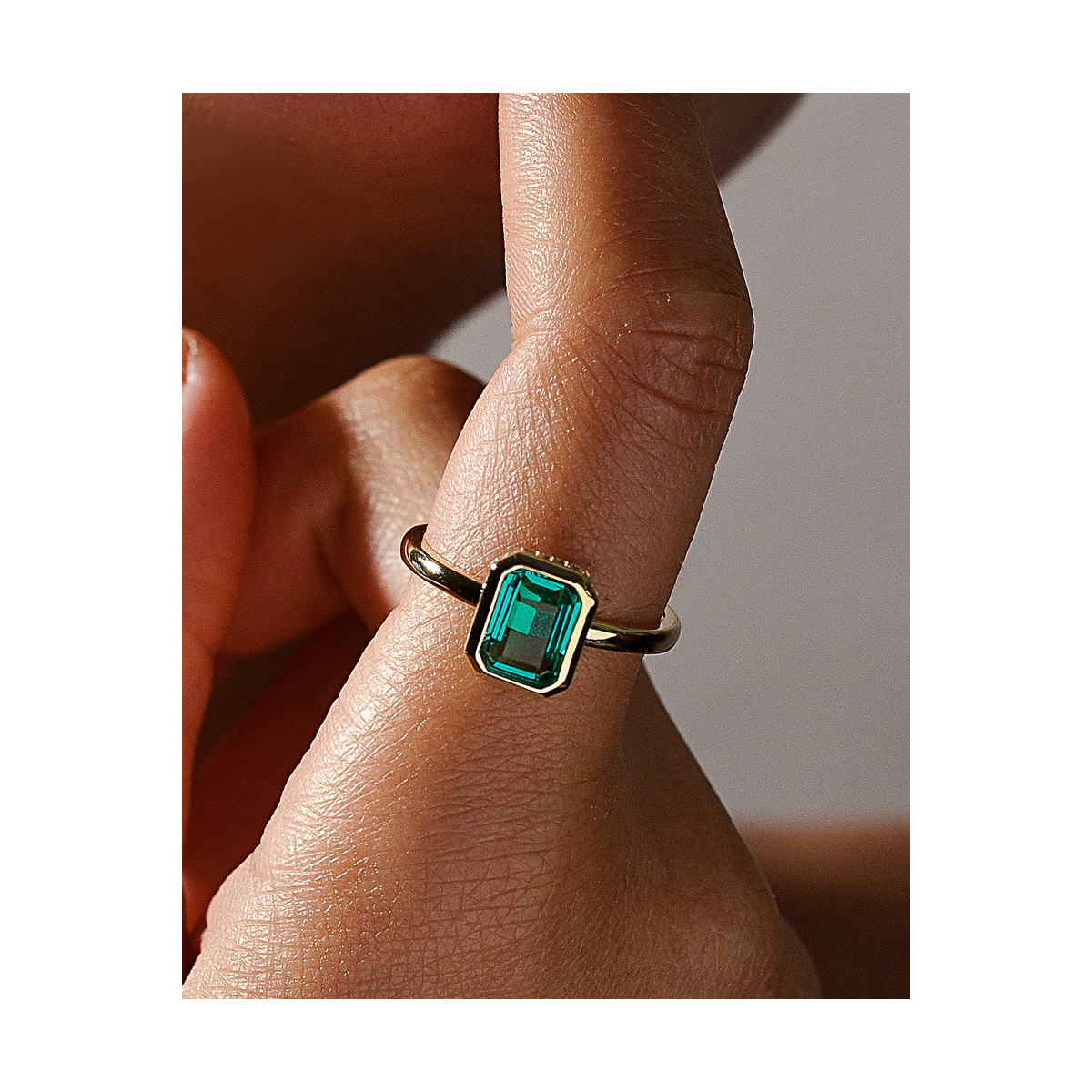 Anillo con piedras talla esmeralda tono aventurine y circonitas