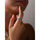 Anillo con piedras talla esmeralda tono aventurine y circonitas