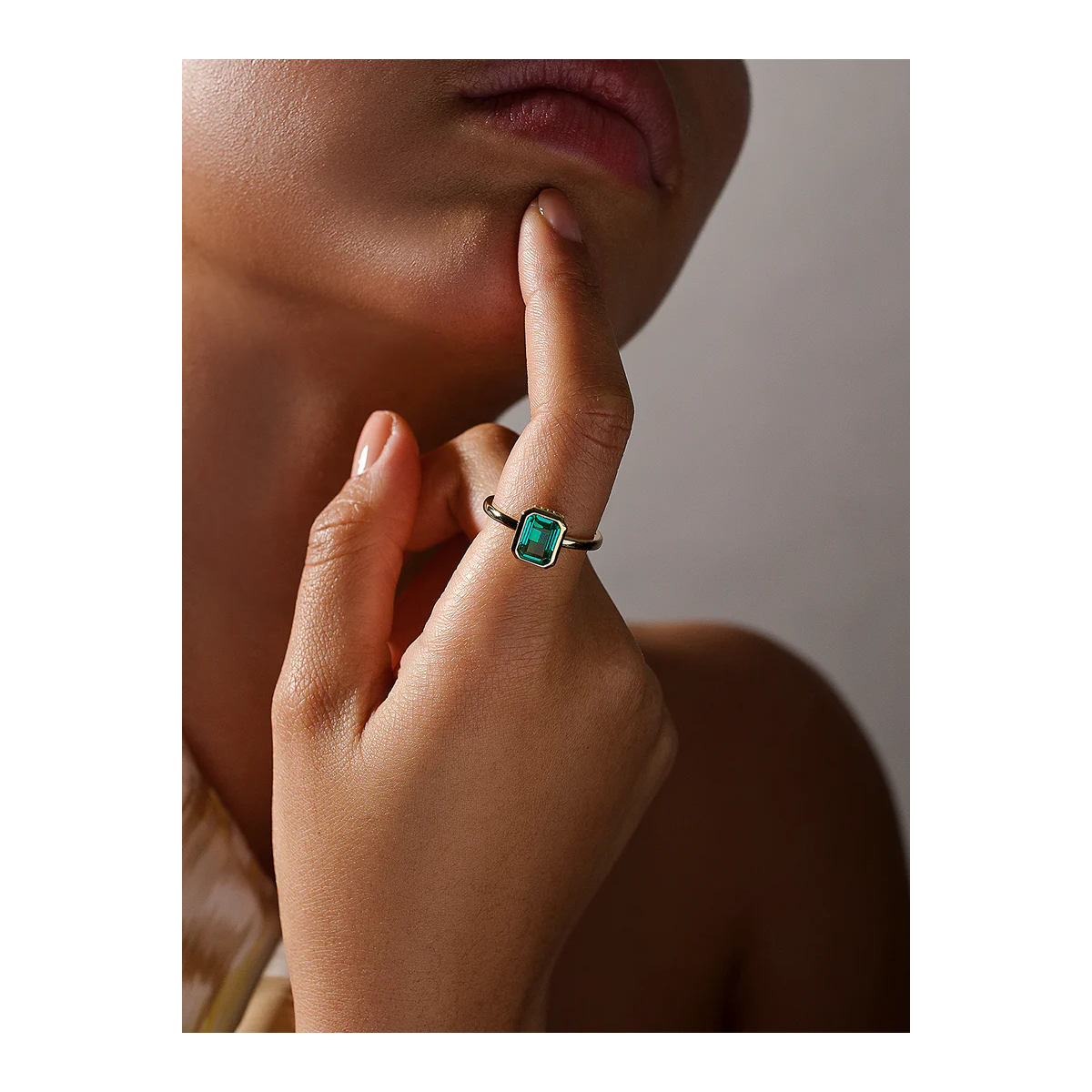 Anillo con piedras talla esmeralda tono aventurine y circonitas