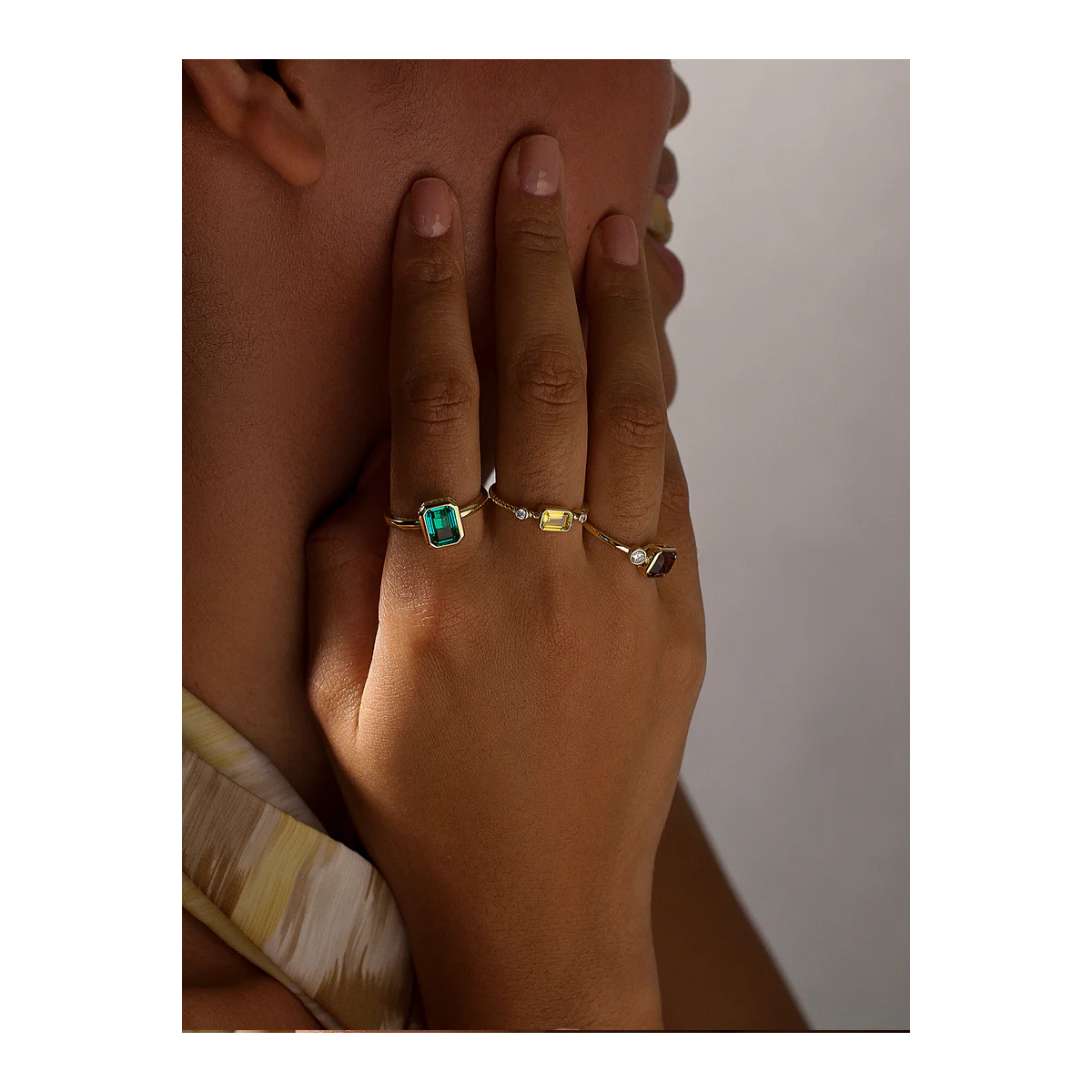 Anillo con piedras talla esmeralda tono aventurine y circonitas