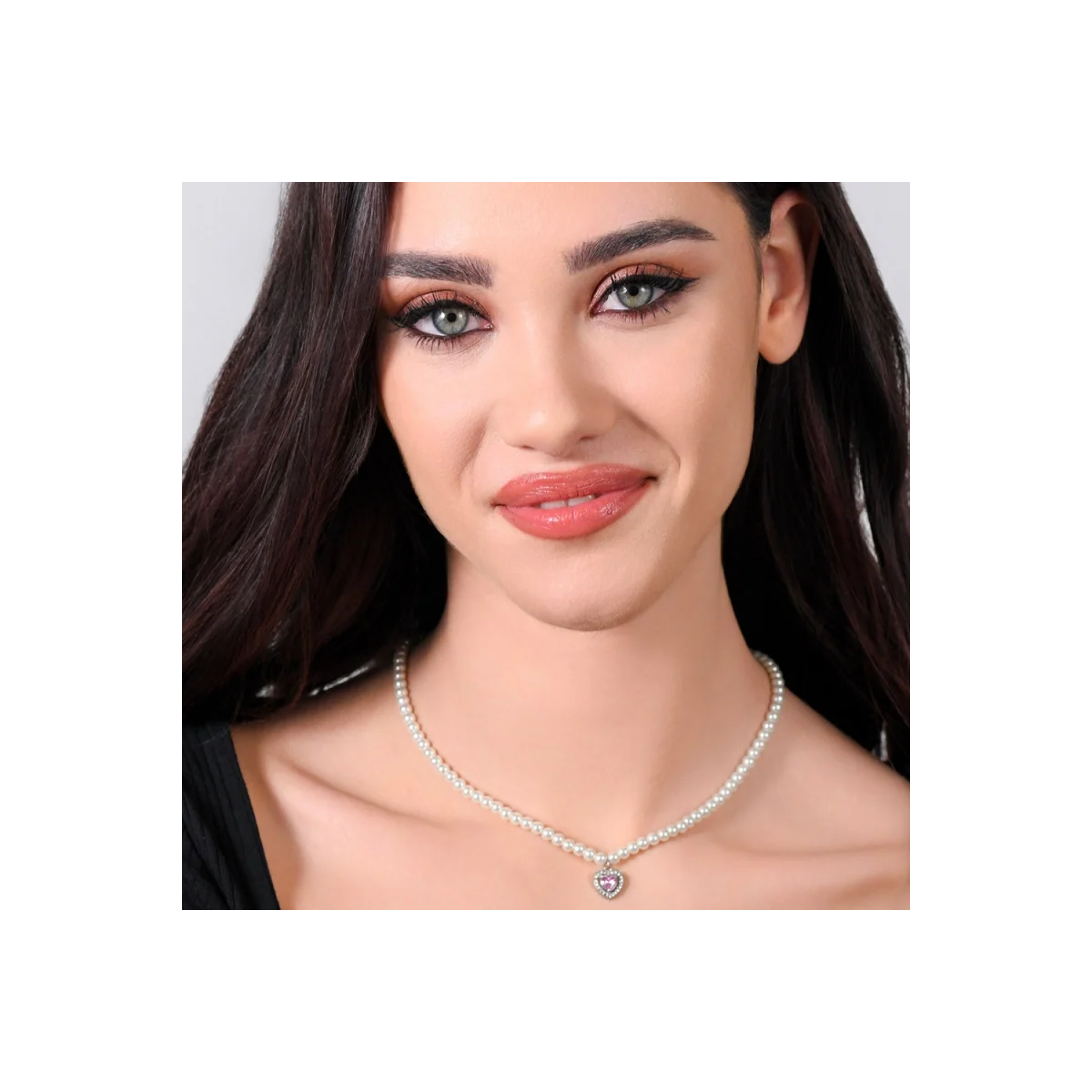 COLLAR DE ACERO CON PERLAS Y CORAZÓN DE CIRCONITA ROSA