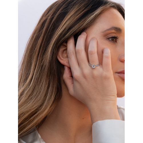 Anillo solitario de plata contorno de circonitas y cuarzo adamantino.