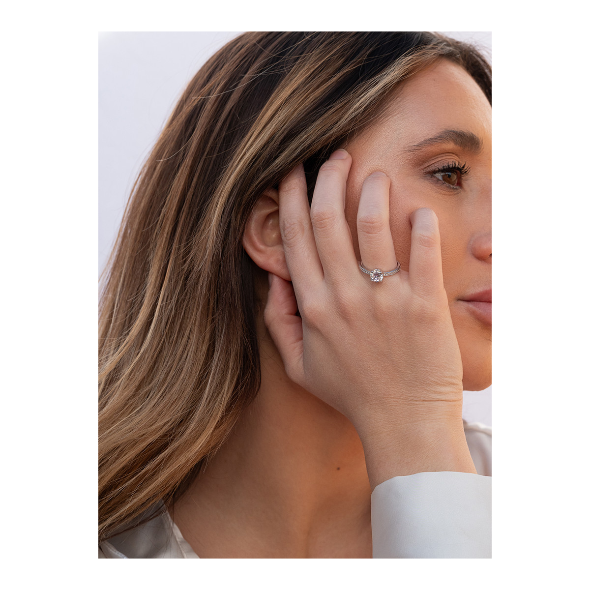 Anillo solitario de plata contorno de circonitas y cuarzo adamantino.