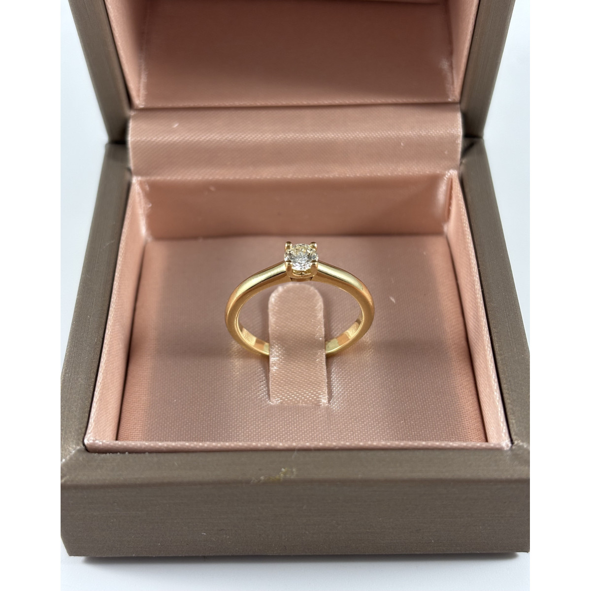 Anillo Oro Amarillo 18kt y diamante natural de 0,30 quilates