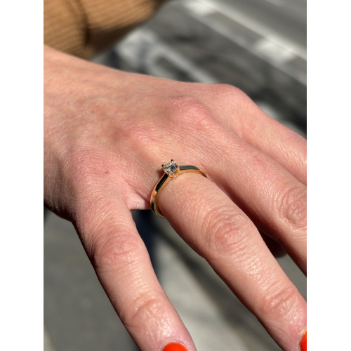 Anillo Oro Amarillo 18kt y diamante natural de 0,30 quilates