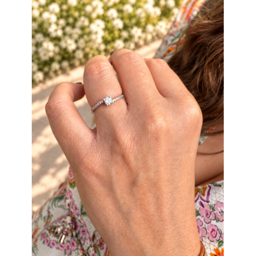 Anillo de Oro Blanco 18kt con Circonitas – Diseño Asimétrico