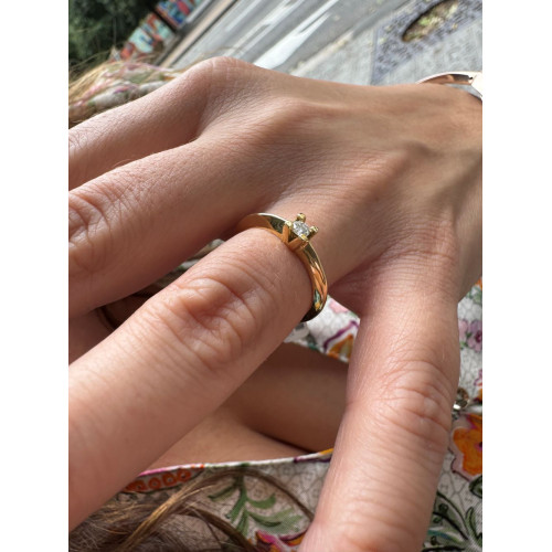 Anillo Solitario de Oro Amarillo 18kt con Diamante Natural de 0,17 ct