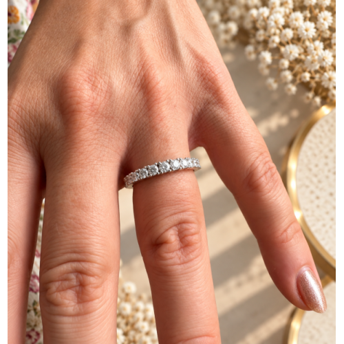 Anillo de Oro Blanco de 18kt con 11 Circonitas en Degradado y Garras Elevadas