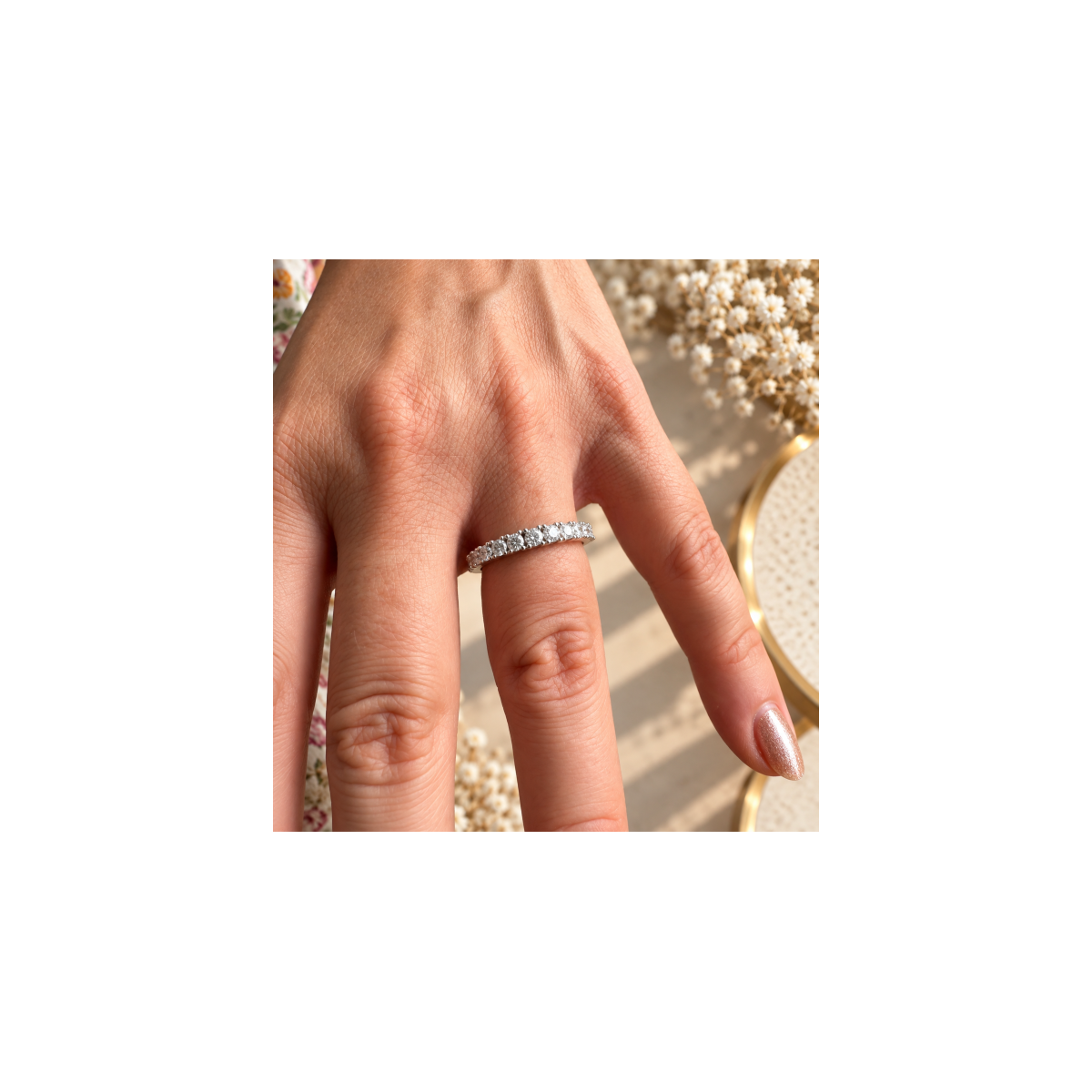Anillo de Oro Blanco de 18kt con 11 Circonitas en Degradado y Garras Elevadas