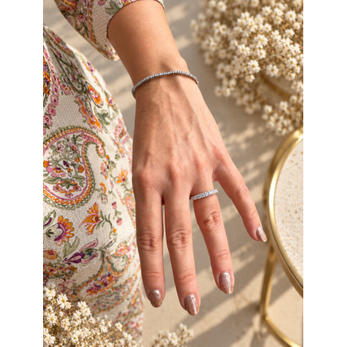 Anillo de Oro Blanco de 18kt con 11 Circonitas en Degradado y Garras Elevadas