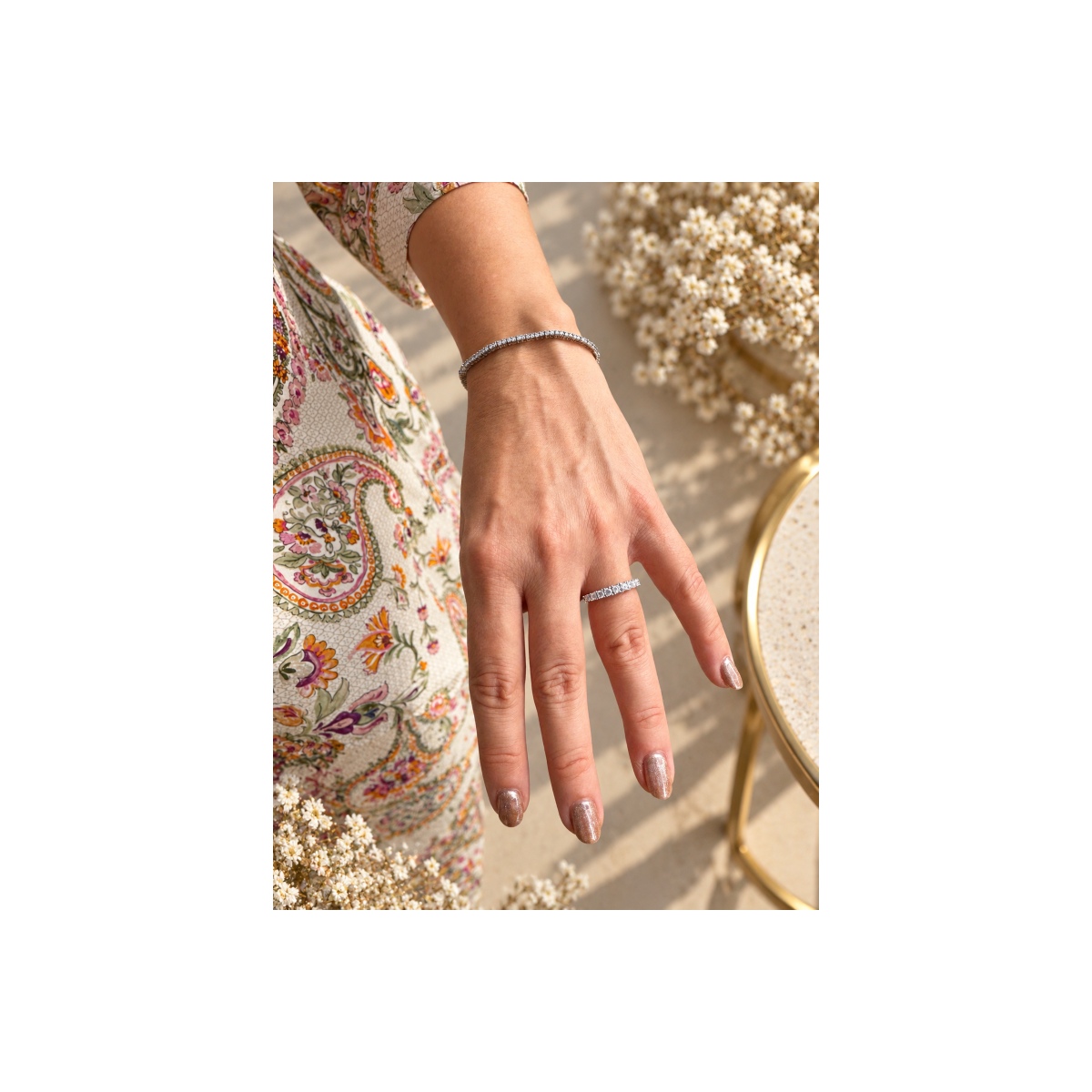 Anillo de Oro Blanco de 18kt con 11 Circonitas en Degradado y Garras Elevadas