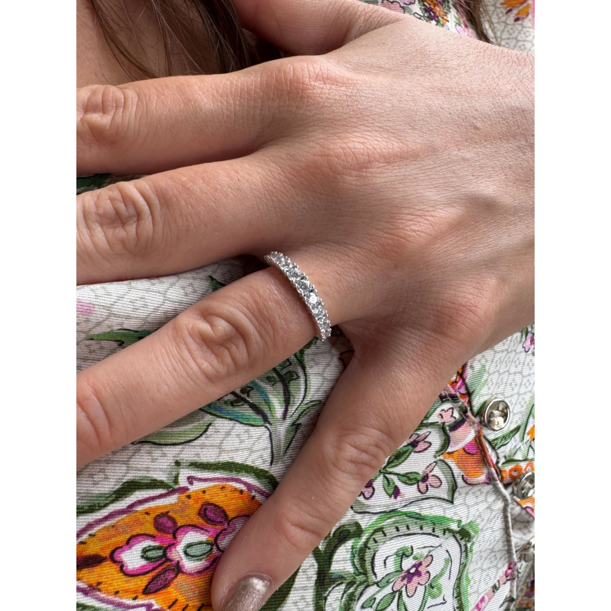 Anillo de Oro Blanco de 18kt con 11 Circonitas en Degradado y Garras Elevadas