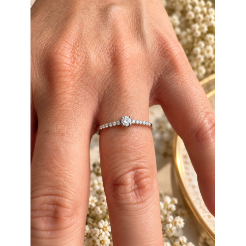 Anillo de Oro Blanco 18kt con Diamantes Naturales – Elegancia y Brillo
