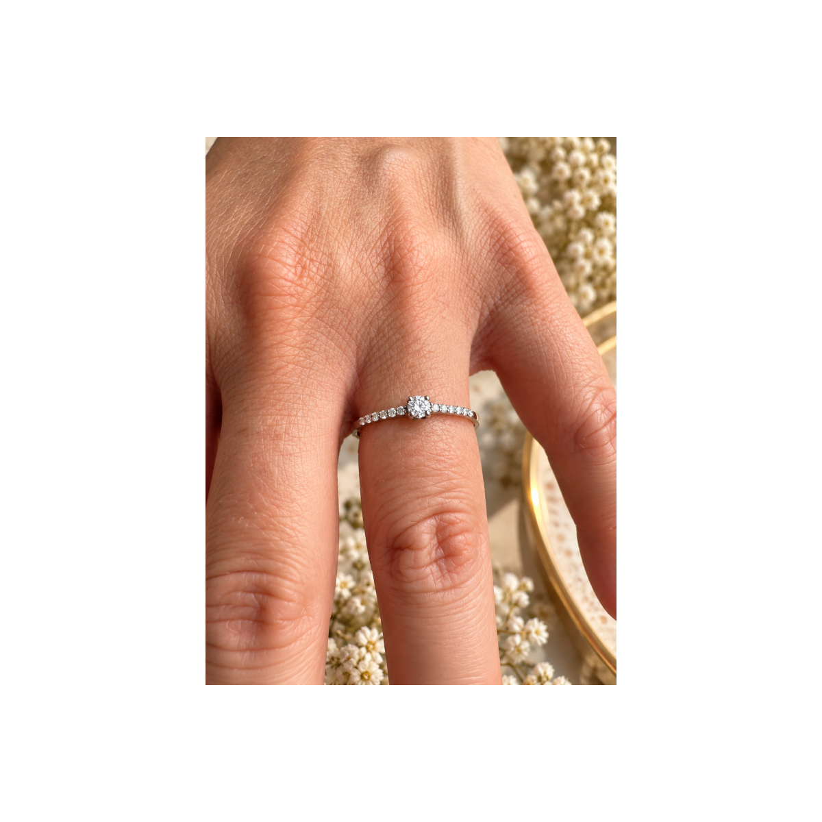 Anillo de Oro Blanco 18kt con Diamantes Naturales – Elegancia y Brillo